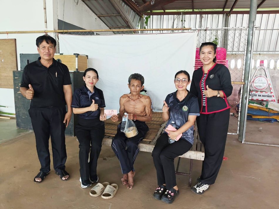 เทศบาลตำบลพอกน้อย โดย งานสวัสดิการสังคม ช่วยเหลือผู้เร่ร่อน ณ ศาลาประชาคมบ้านบดมาด ม.4