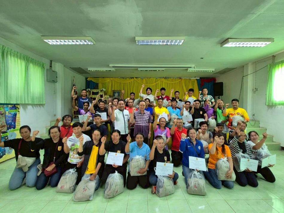 ท่านนายกเสน่ห์ วจีสิงห์ นายกเทศมนตรีตำบลพอกน้อย เป็นประธานในพิธีมอบเครื่องแบบให้แก่ อาสาสมัครป้องกันภัยฝ่ายพลเรือน (อปพร.) ประจำตำบลพอกน้อย 