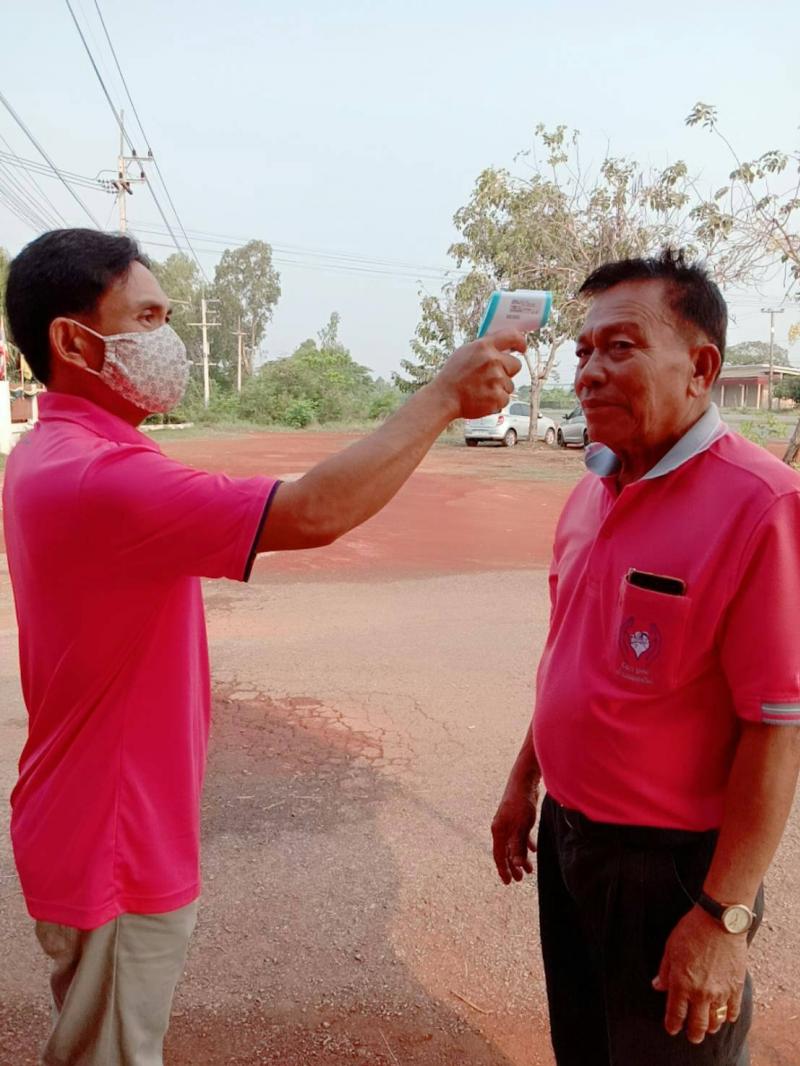 เจ้าหน้าที่เทศบาลตำบลพอกน้อย อยู่เวรตรวจคัดกรองประชาชน เจ้าหน้าที่ ที่มารับบริการ ณ ทต.พอกน้อย
