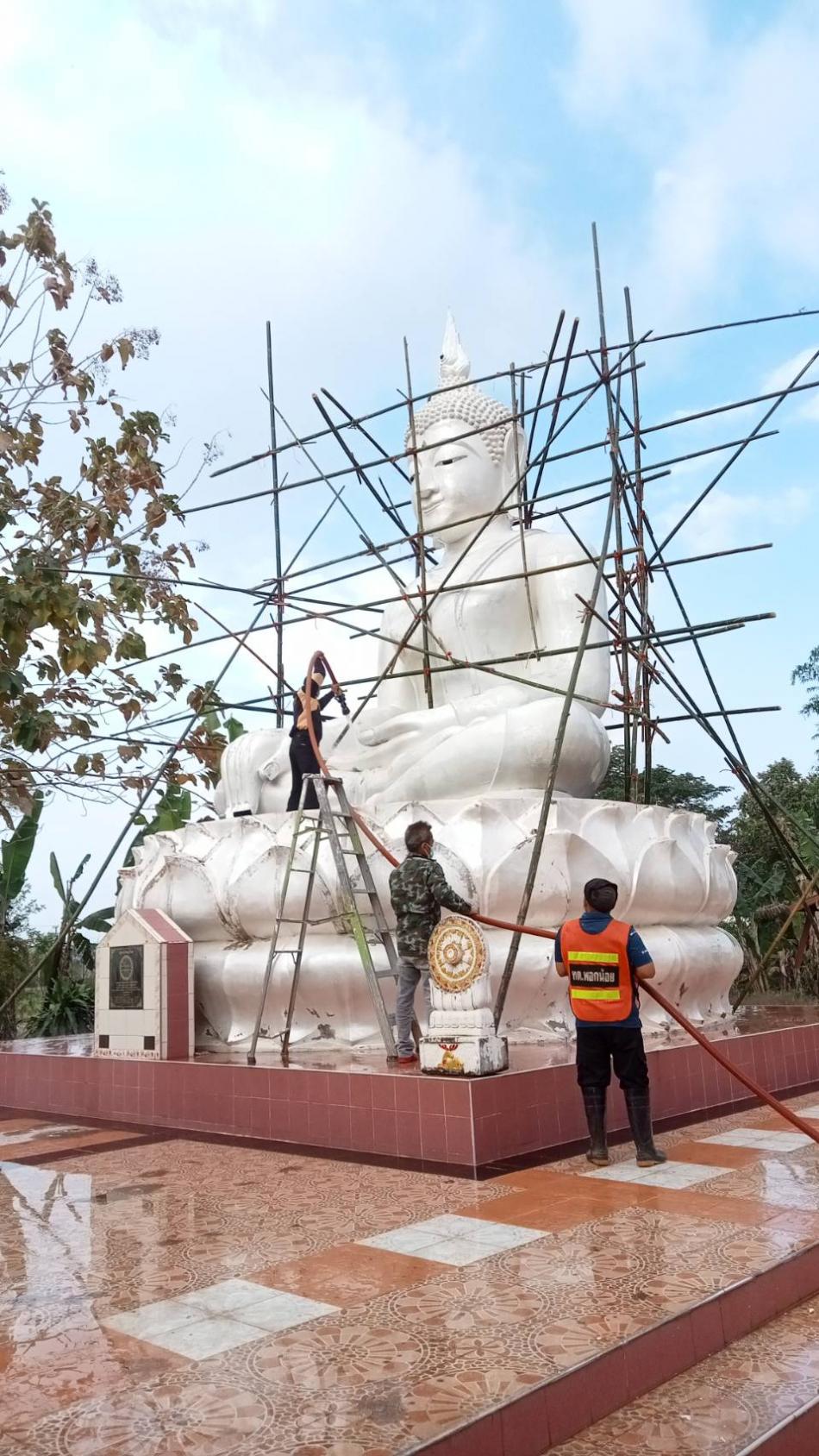 ภารกิจพนักงานดับเพลิง บรรเทาความเดือดร้อนในการทำความสะอาดวัดและพระใหญ่ให้กับพี่น้องชาวตำบลพอกน้อย ม.4 