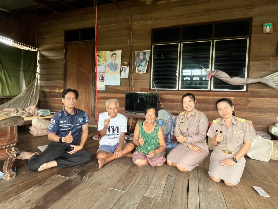 เทศบาลตำบลพอกน้อย ลงพื้นที่ นายเสด็จเวหา  กลยนีย์ อายุ 84 ปี ซึ่งเป็นผู้สูงอายุ และเป็นผู้พิการ บ้านสูงเนิน ม.2 ตำบลพอกน้อย 