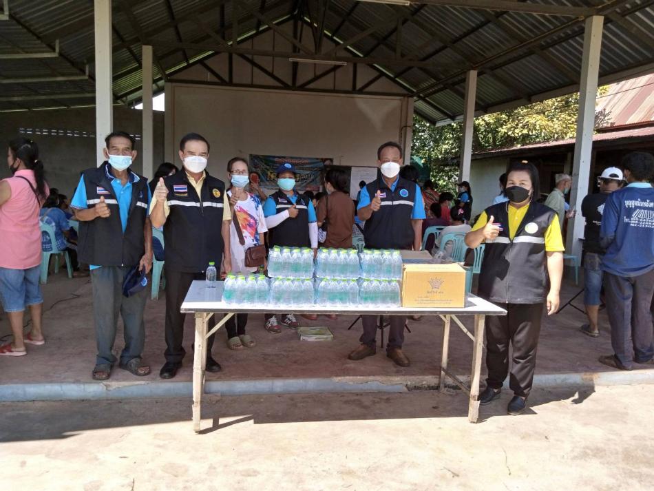 ภารกิจช่วงบ่ายนายกเสน่ห์  วจีสิงห์ พร้อมคณะผู้บริหาร  ได้นำนํ้าดื่มไปมอบให้แก่ผู้ฉีดวัคซีนโควิด บ.คางฮุง ม.๖ บ.เจริญศิลป์ ม.๙ และบ้านสมสะอาด ม.๕ พร้อมพบปะพูดคุยสร้างขวัญและกำลังใจ และขอบคุณที่ให้ความร่วมมือในการฉีดวัคซีนในครั้งนี้