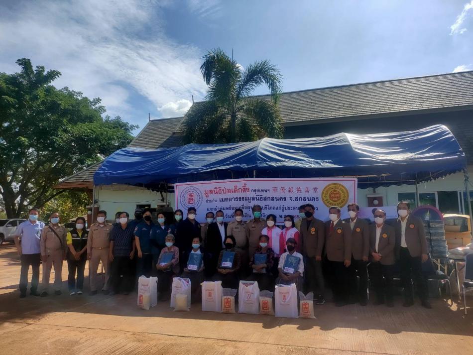 นายไพรบ บุตรแสง รองนายกเทศมนตรีตำบลพอกน้อย ร่วมกับเทศบาลตำบลบัวสว่างมอบผ้าห่มกันหนาวพร้อมเครื่องอุปโภคบริโภคให้แก่ผู้ด้อยโอกาสและผู้ยากไร้  ณ เทศบาลตำบลบัวสว่าง อำเภอพรรณานิคม จังหวัดสกลนคร