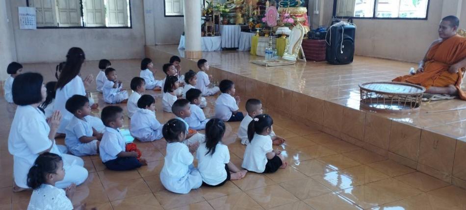 ศูนย์พัฒนาเด็กเล็กบ้านสมสะอาด สังกัดเทศบาลตำบลพอกน้อย ได้จัดกิจกรรมพาเด็กนักเรียนใส่ชุดขาวเข้าวัดปฏิบัติธรรม ฟังธรรมเทศนาฯ  ณ วัดทุมทอง บ้านสมสะอาด ม.5 ทั้งนี้เพื่อเป็นการส่งเสริมสนับสนุนให้เด็กนักเรียนเข้าร่วมกิจกรรมทางศาสนา เพื่อน้อมนำจิตใจให้ประพฤติและปฎิบัติตนตามหลักคำสอนของศาสนา
